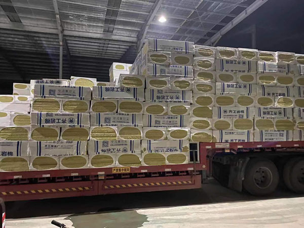 插入式渦街流量計剖面圖